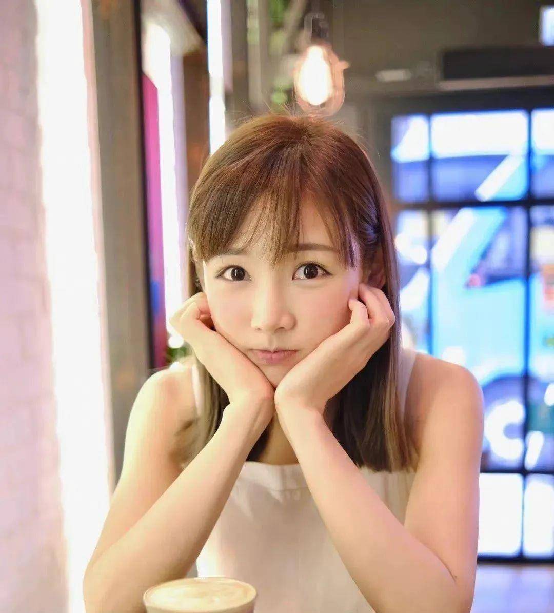 简淑儿出道初时以主播为主,后加入剧组拍摄电视剧,在《爱回家之八时