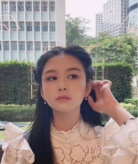 一点都没有浪费自己高颜值的好基因,一连生了三个女儿,大女儿名为沈月