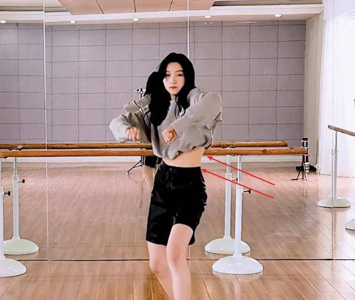 原创关晓彤发年总结vlog穿瑜伽服健身很专业但身材更为吸睛