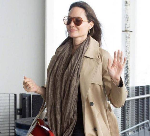 安吉丽娜朱莉气质太高级简单穿风衣配围巾出街气场开挂