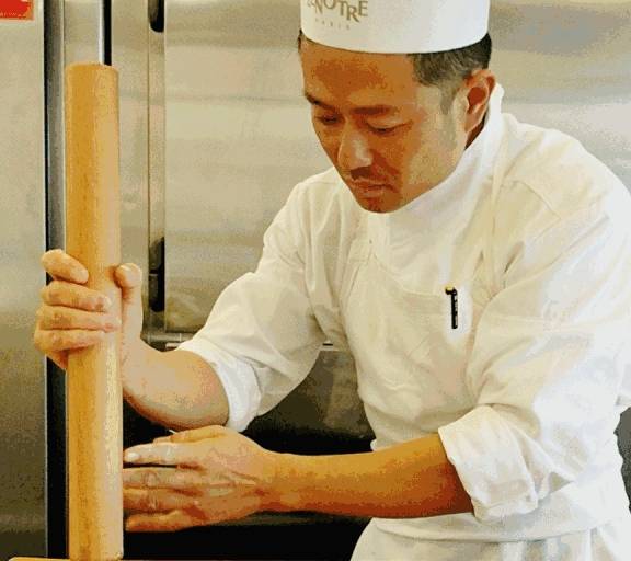阿甘老师毕业于法国雷诺特高等厨艺学校法式西点巧克力糖果专业;2013