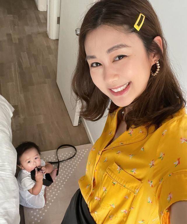 tvb花旦岑丽香难得与老公享受二人世界 分享夫妻俩牵手恩爱照片_儿子