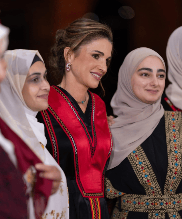 和黑色拼接在一起,再加入传统服饰元素,被约旦王后轻松驾驭,她脖子里