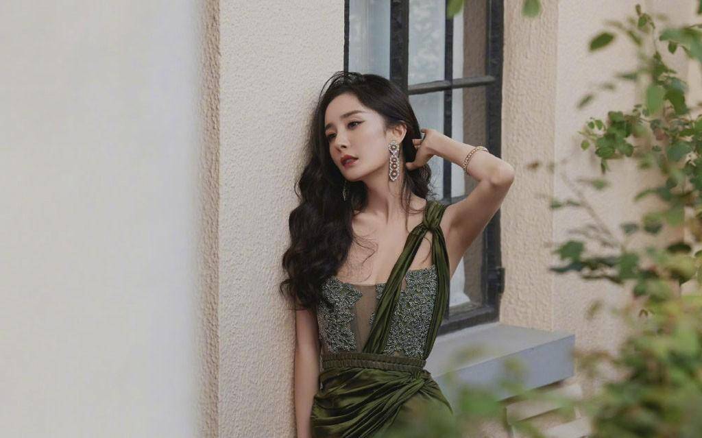 网友街头偶遇杨幂,私服穿搭被种草,宽松外套更显身材瘦小_显得_黑色