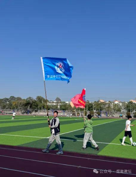 罗江中学初二十班参加学校足球比赛