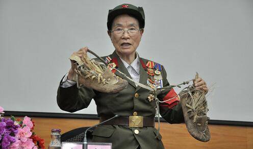 战争时期皮鞋又臭又硬能吃吗中国女兵告诉你答案