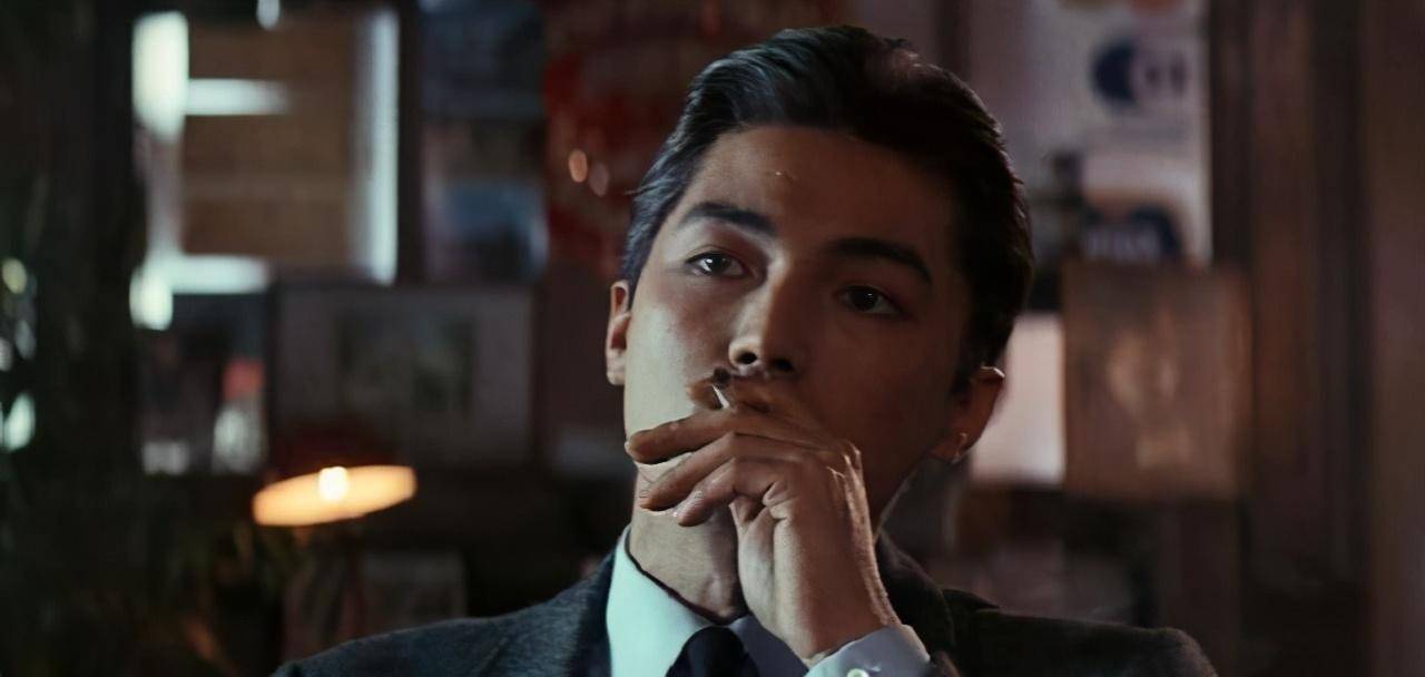 影片中,张国荣扮演的程蝶衣比女人更美.通过这部