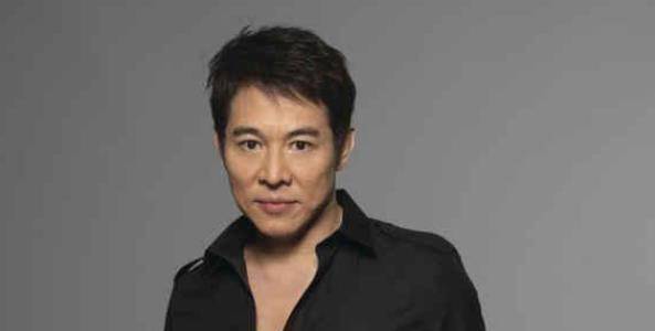 原创原创57岁李连杰久违露面疾病缠身身材发福走样曾向妻子交代后事