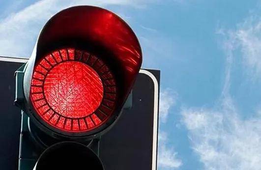 同样闯红灯为啥有的扣分有的不扣分大同交警部门回应