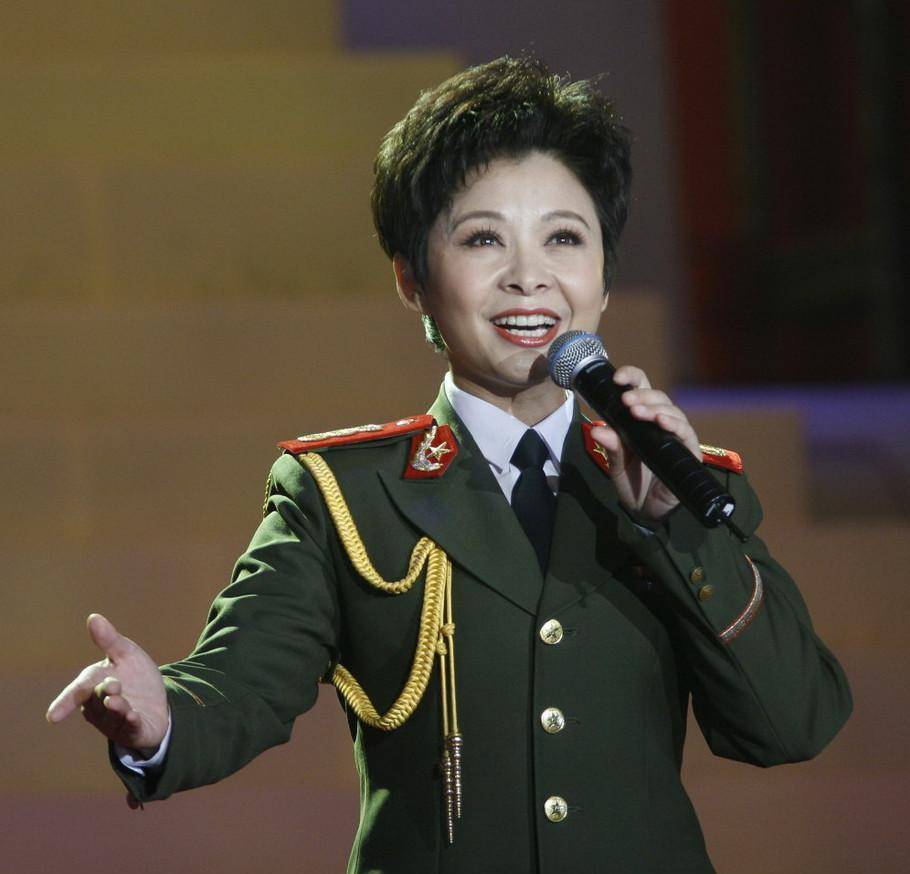 原创董文华初恋为娶她苦等4年13次上舞台靠丈夫和儿子走出低谷