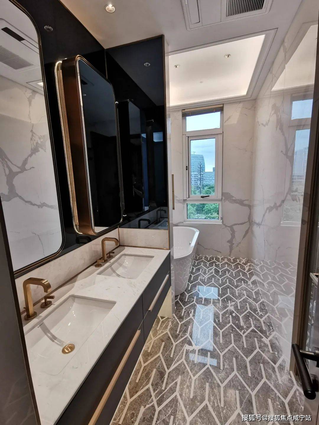 (东边套)「兰香湖壹号」售楼处电话:400-960-1656/smeg(西边套)厨电