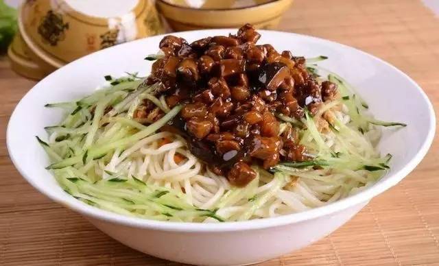 夏季吃受欢迎的打卤面啦!味道香浓,连吃两碗不过瘾