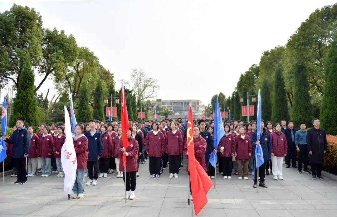 江苏省口岸中学高一年级师生共赴杨根思烈士陵园开展清明祭扫活动