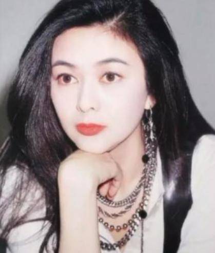 关之琳巅峰期魅力有多大看完她的泳装照总算了解啥叫女人味