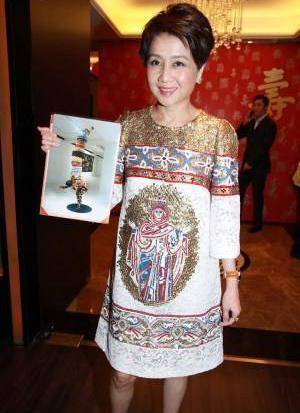 赌王老到站不起来,她还坐怀里撒娇羞涩像小姑娘_梁安琪_时候_时尚