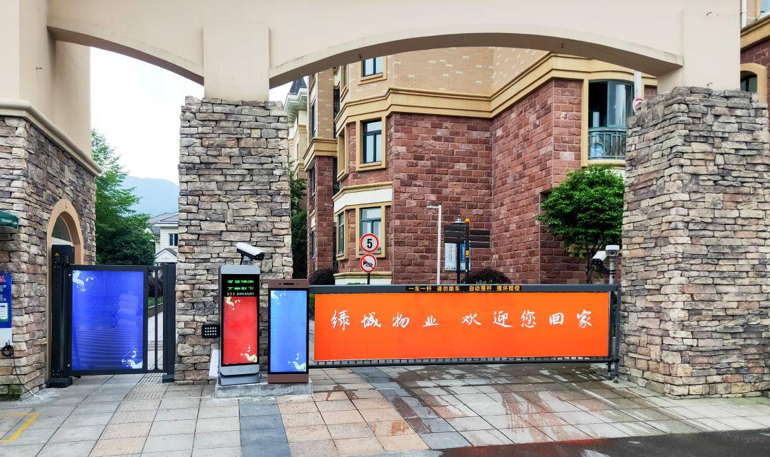 打造城市新名片:灯箱卡布道闸的创意与设计