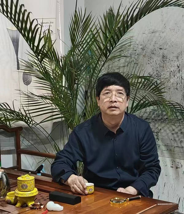 景洪壮,笔名冰子予,洪浩,号朝阳老井,一木堂主,斋号间半石屋主人.