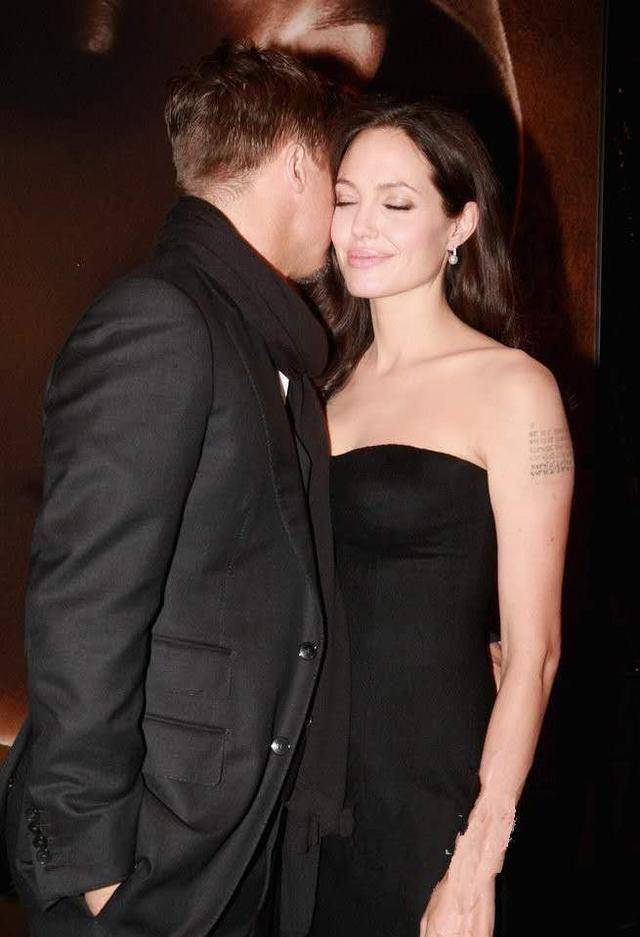 安吉丽娜现身街头穿娃娃裙挺精致但眉头紧皱手上青筋暴起