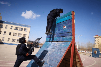 燃尉犁公安特巡警春训练兵火力全开