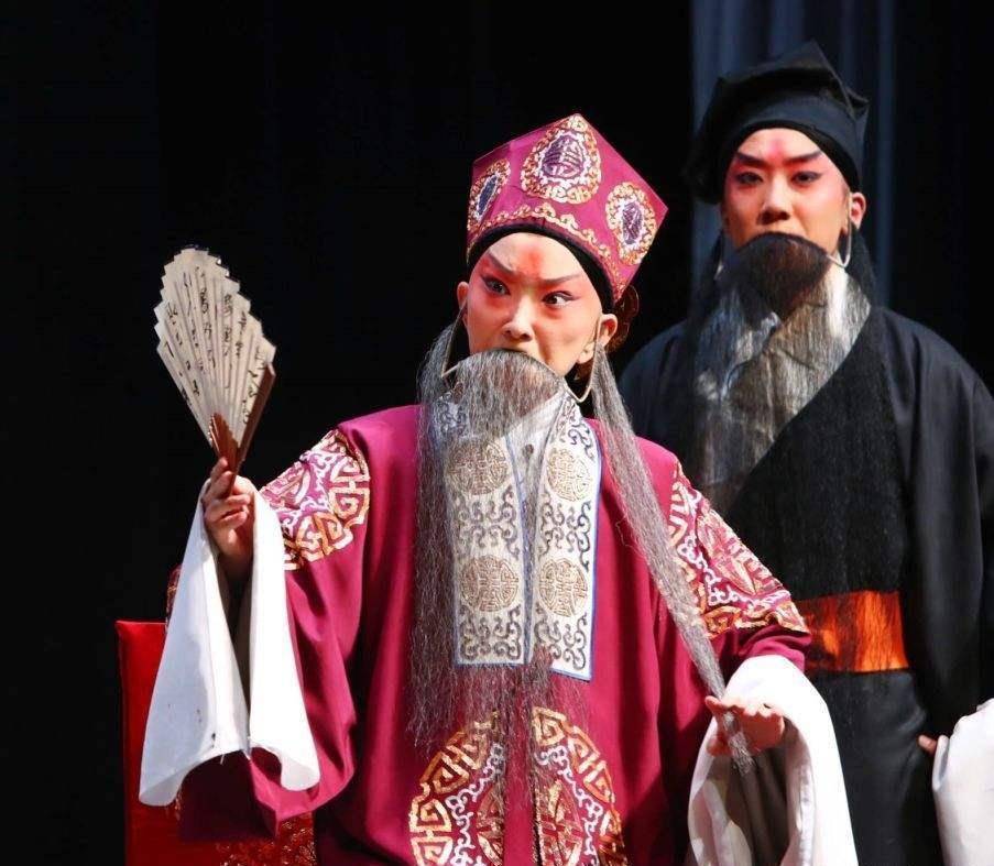 有人说,郭德纲是著名的京剧表演艺术家赵麟童先生的弟子,所以他就是