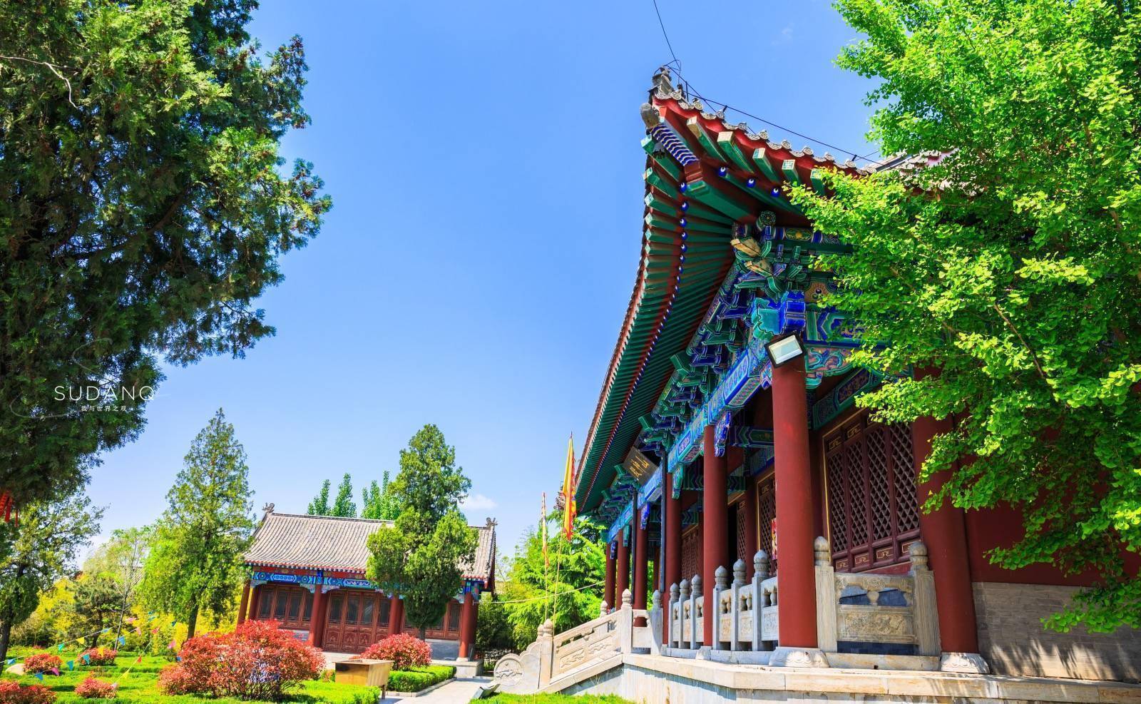 蓝天下,绿树成荫,环境真是幽静.玉皇殿是万寿宫的主要建筑之一.