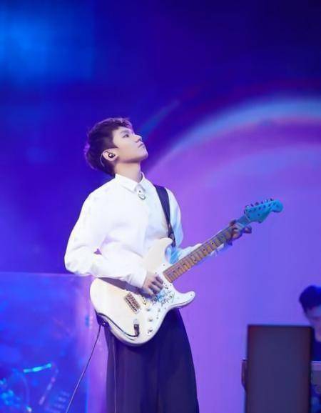 原创百花盛宴千玺获奖王俊凯主持王源缺席tf的不同转型路