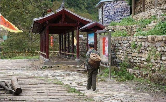 原创山西一座建在悬崖绝壁上数百年的村庄民风淳朴村民仍点煤油灯