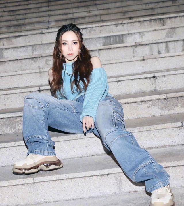 原创邓紫棋放弃皮裤后成功变美,看到全身照,这身高真有157cm?