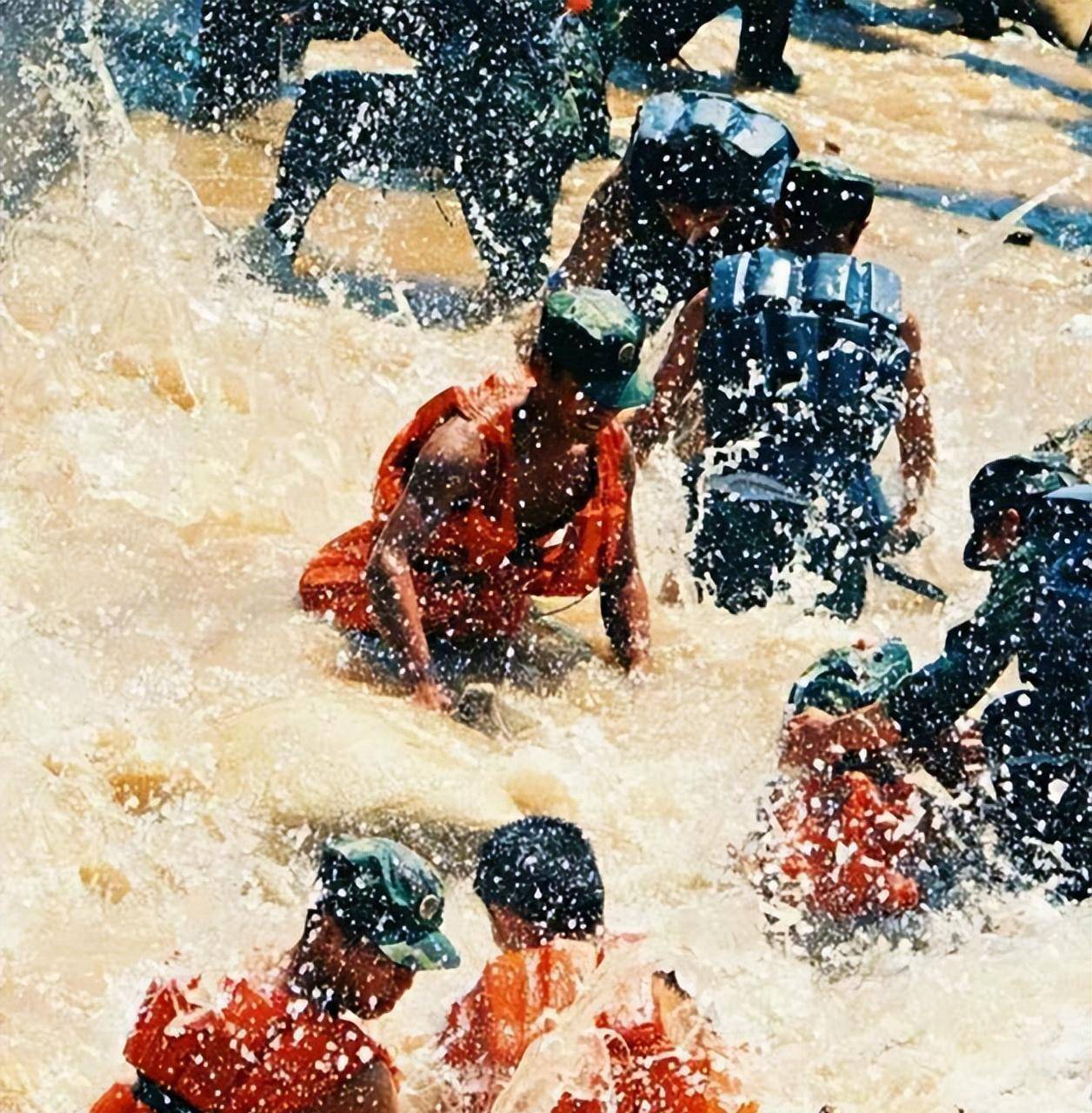 原创1998年洪水九江决堤战士以身抗洪老百姓哭喊求你们不要跳了