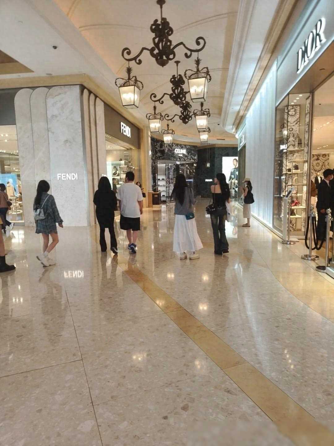 王思聪逛商场,穿短裤白t逗美同行显稚气