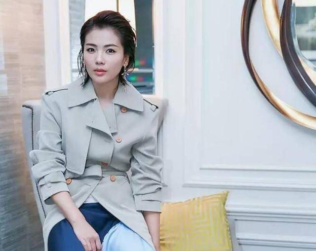 不过从另一张照片来看,刘涛被抱起来,估计一下功夫,王自健就可能比较