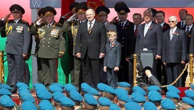 而且卢卡申科还给儿子讲解各种外事活动,着力培养,比较影响大的有