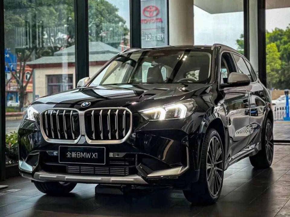 华晨宝马x1的外观设计充满了力量感和运动感.