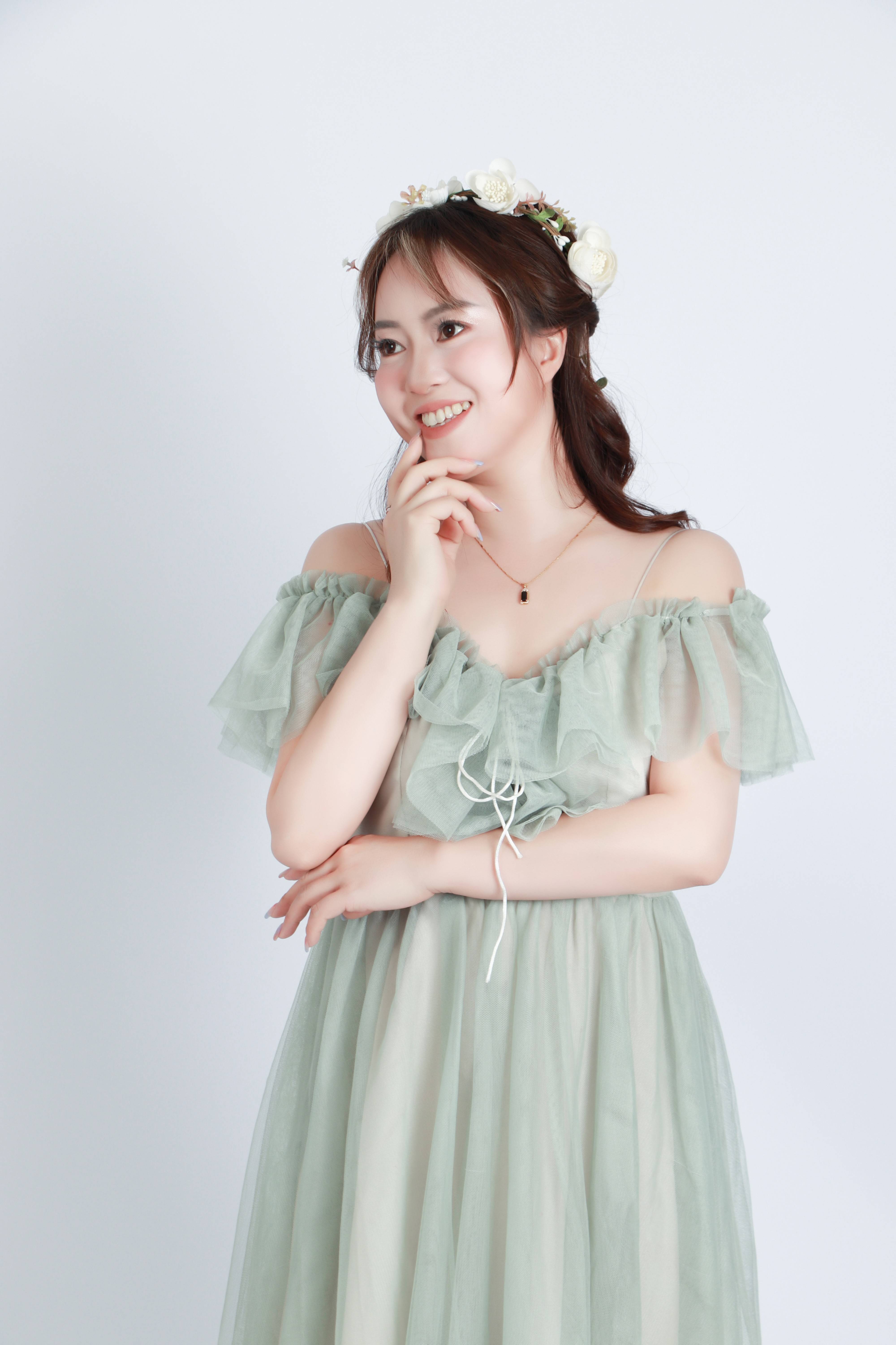 娟子具备出色的身体素质和形象气质,她的身材匀称,线条优美,展现出既