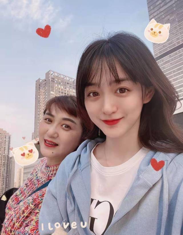 原创何泓姗晒与妈妈合照称要一起参加节目两人鼻子眼睛一模一样像姐妹