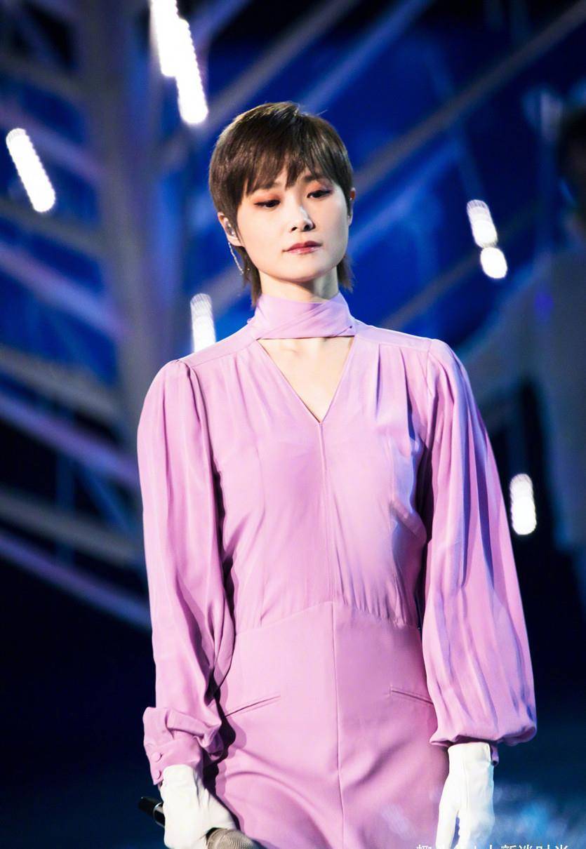原创李宇春终于穿对一回穿连衣裙美如少女再也不是假小子了
