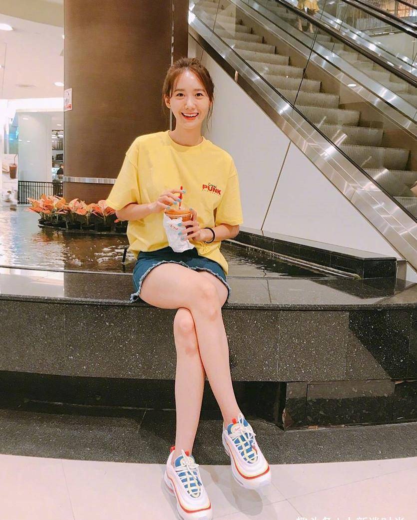 林允儿夏日写真好清纯背心配牛仔裤简约不简单长发飘飘太养眼