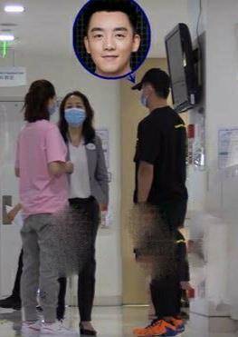 原创苗苗郑恺被拍现身妇产医院做产检女方肚子大到遮不住走路孕味十足