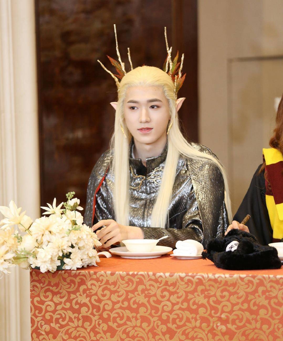 宋亚轩和王一博cos精灵王子,看到王一博的眼睛,才明白宋亚轩输哪了