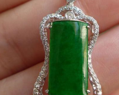 原创5万块买翡翠吊坠睡一觉被压碎原因让人心寒