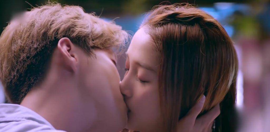 鹿晗穿情侣衣认爱关晓彤感情好就是有默契别人轻易羡慕不来