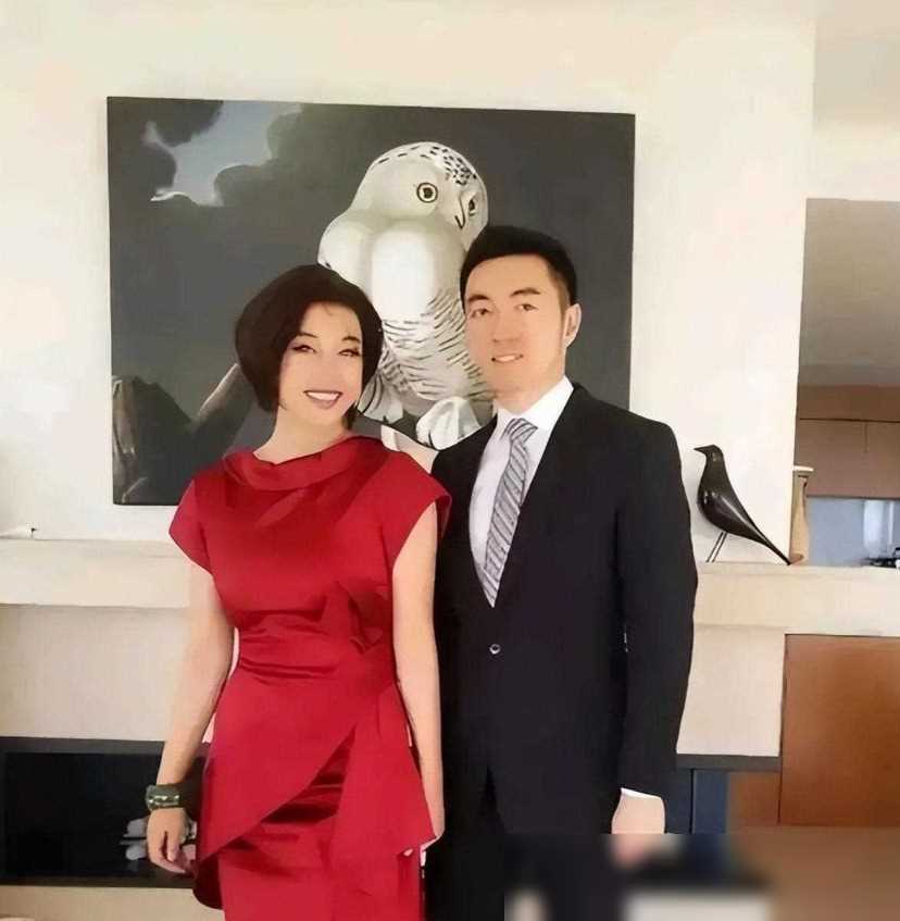 原创刘晓庆在豪宅里和小鲜肉依偎在一起相差几十岁却如同龄人一般