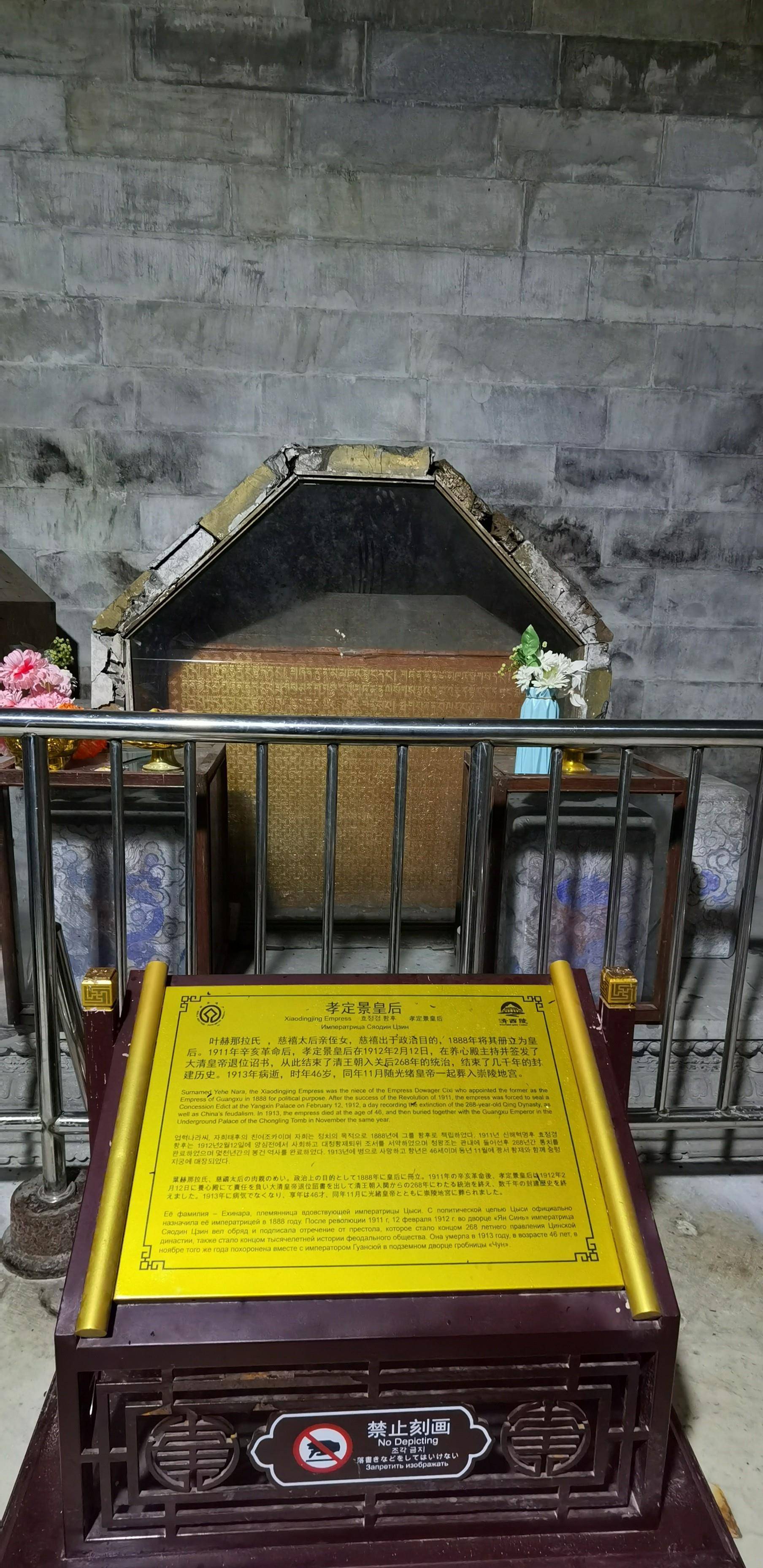 原创撬开皇后的棺盖盗墓者扫空随葬品揪走凤冠金钗只剩根红头绳