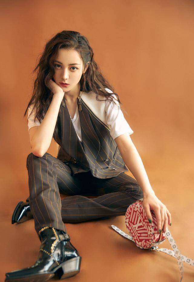 原创迪丽热巴解锁卷发造型复古裤装魅力十足漂亮的李慧珍回来了