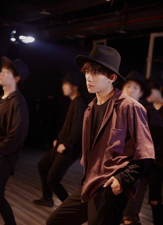 叠穿大法易烊千玺可谓是驾轻就熟风度翩翩又不失少年的气息