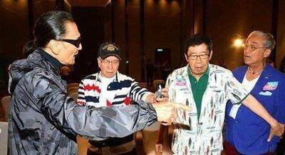 他是邵氏王牌,比李小龙还早成名,提携成龙,离婚后和林青霞交往_王羽