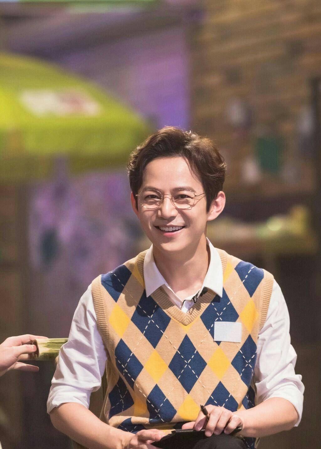 孔雪儿:吃鱼子酱被群嘲,受谢霆锋赏识,参加选秀却遭资本打压?