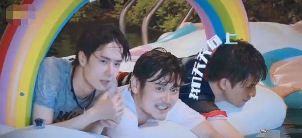 王一博撩人湿发魅力难挡,出水耶啵瞬间切换青春感,秒变禁欲系男神