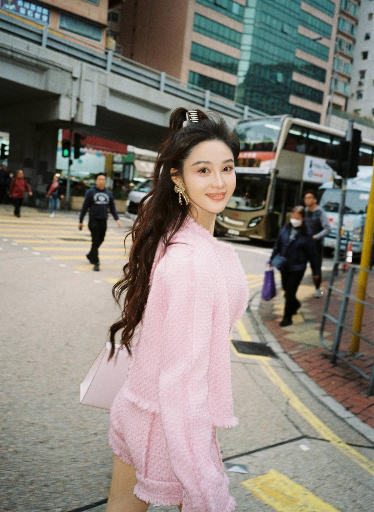 原创别人的愚人节都在整蛊只有她在发福利孙嘉璐真空大衣秀香肩