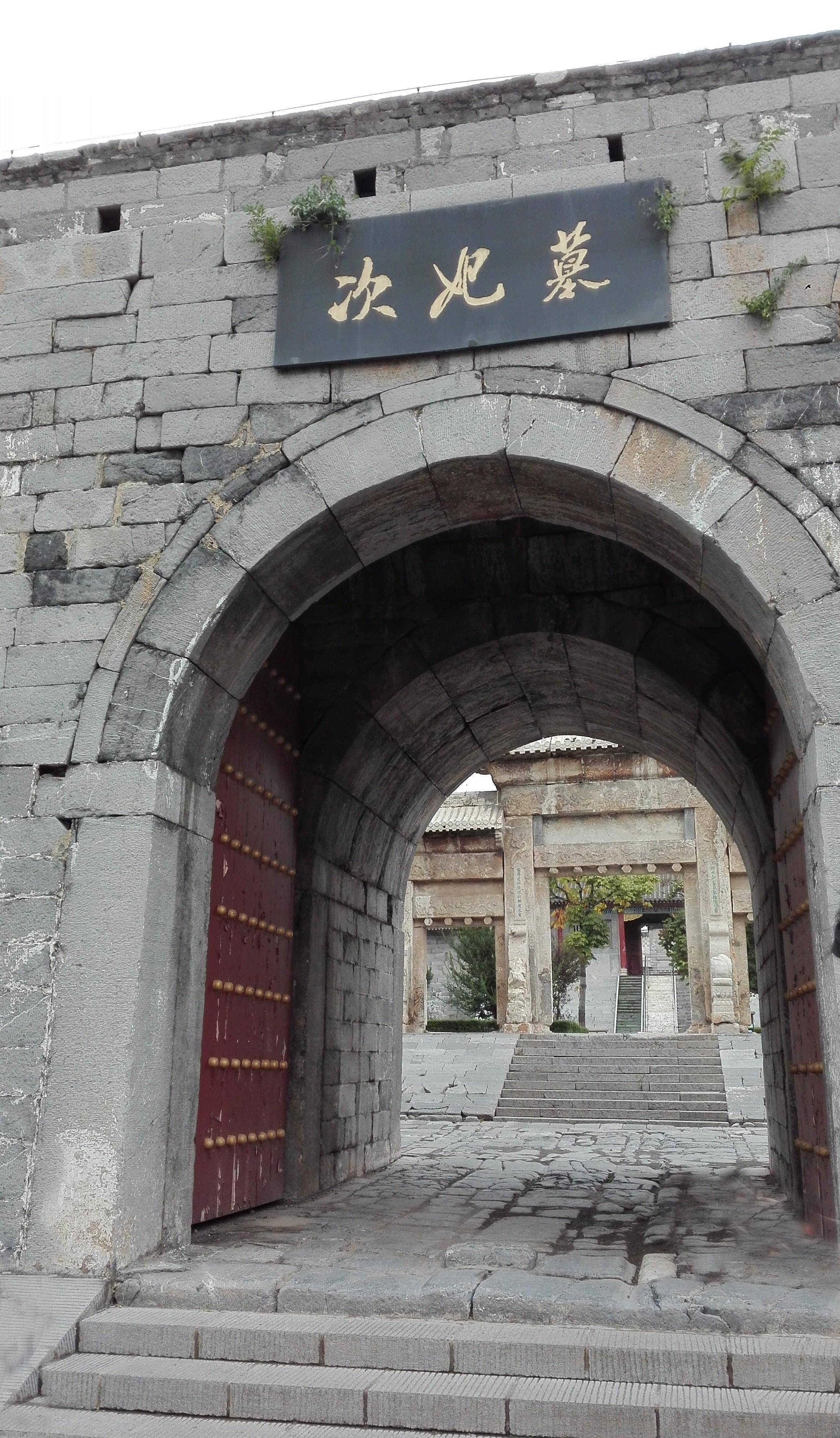 原创村民拼死阻止盗墓见可能保不住自己挖出随葬品这算什么行为